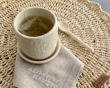Cargar imagen en el visor de la galería, Set Mug 8 Oz. + Plato base aquí y ahora
